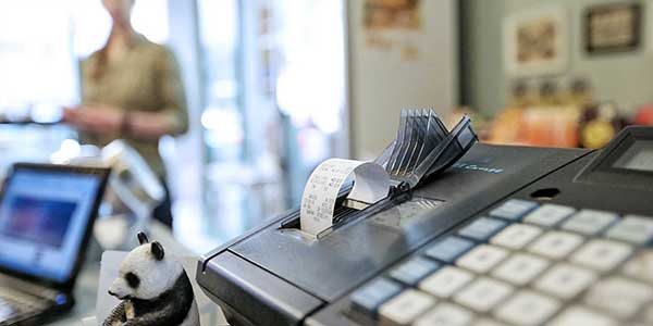 Αντίστροφη μέτρηση για τη διασύνδεση POS-ταμειακών μηχανών – Έρχονται αυστηρές κυρώσεις