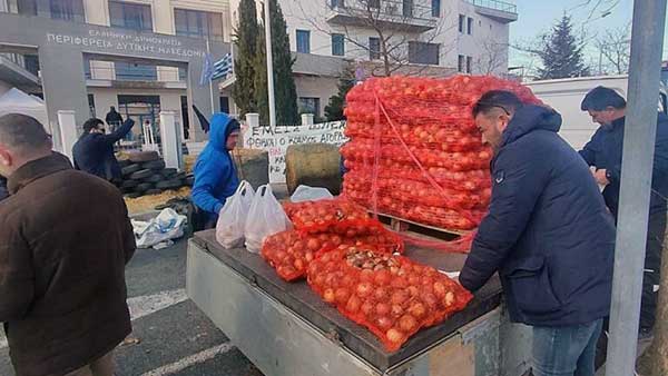 Κοζάνη: Αγρότες μοίρασαν κρεμμύδια έξω από την Περιφέρεια Δυτικής Μακεδονίας