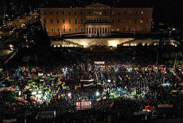 Αγρότες: Ολοκληρώθηκε το συλλαλητήριο στο Σύνταγμα – Περισσότερα από 160 τρακτέρ και αγροτικά μηχανήματα
