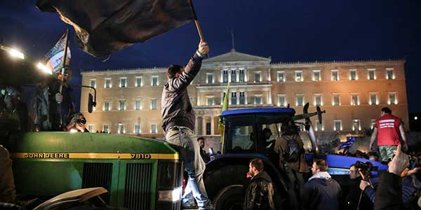 Οι αγρότες κατέληξαν: Κατεβαίνουν με τα τρακτέρ στην Αθήνα την Τρίτη, θα κλείσουν και τελωνεία, λιμάνια, δρόμους