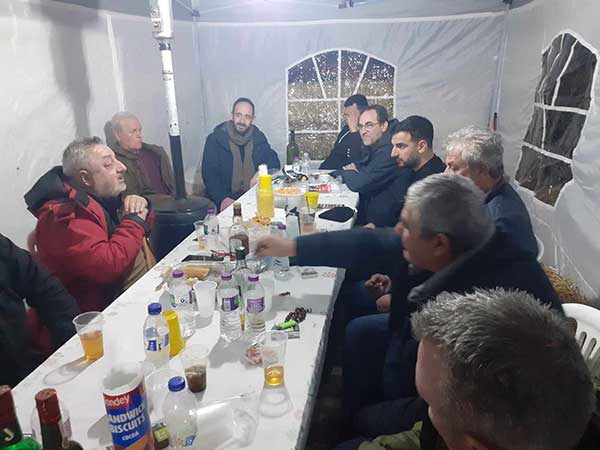 Κλιμάκιο της ΝΕ Κοζάνης μαζί με το Τμήμα Αγροτικής Πολιτικής του ΣΥΡΙΖΑ-ΠΣ επισκέφθηκε το μπλόκο των αγροτών