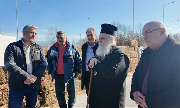 Στο μπλόκο των αγροτών ο Μητροπολίτης Γρεβενών και ο Δήμαρχος