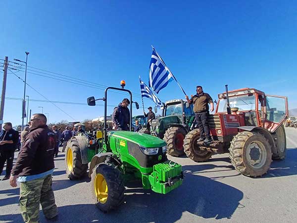 Μπλόκο από αγρότες στα Δέντρα Τυρνάβου στην Ε.Ο Λάρισας- Κοζάνης (ΦΩΤΟ+video)