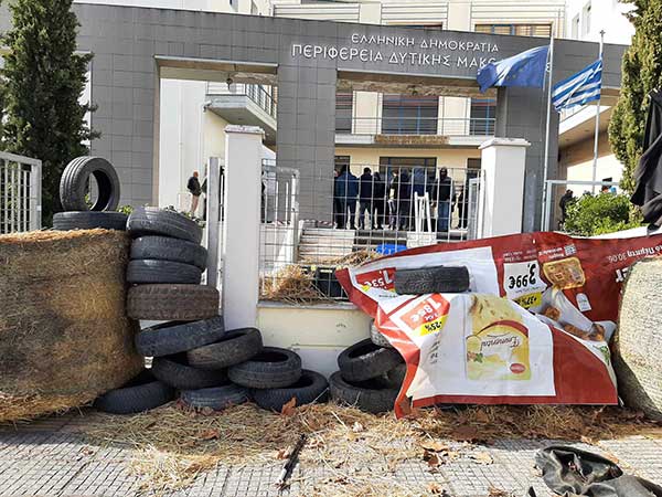 Συμβολική κατάληψη της Περιφέρειας από τους αγρότες της Δυτικής Μακεδονίας  -Κλείνει από την Πέμπτη επ’ αόριστο