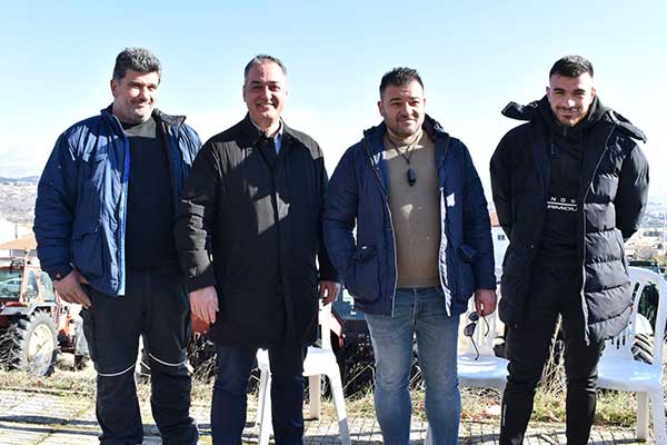 Στο μπλόκο των γεωργοκτηνοτρόφων βρέθηκε ο δήμαρχος Κοζάνης Γιάννης Κοκκαλιάρης