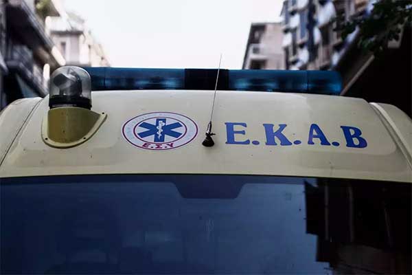 Αναίσθητος άνδρας στην οδό Ολύμπου στην Κοζάνη – Με ασθενοφόρο και τη συνδρομή της Αστυνομίας στο ‘Μαμάτσειο’ Νοσοκομείο Κοζάνης