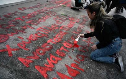 Τέμπη: Ξαναέγραψαν τα ονόματα των θυμάτων έξω από τη Βουλή