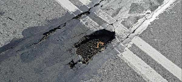 Έσκασε η άσφαλτος στη Γέφυρα Ρυμνίου