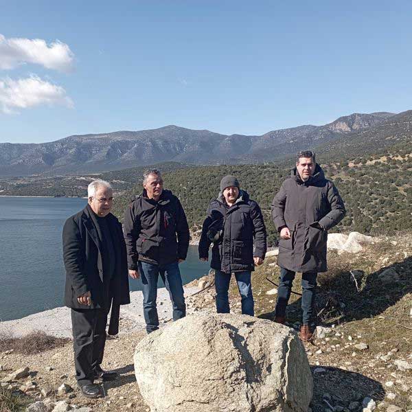 Ο Χαρίσιος Γκοβεδάρος με το Μανώλη Στεργίου στο δρόμο Βελβεντό -Φράγμα Πολυφύτου- Ίμερα