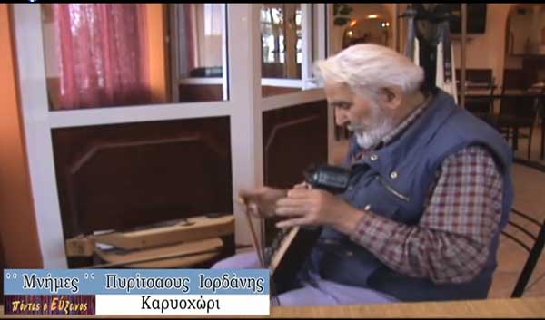 Ο αείμνηστος κατασκευαστής λυρών Ιορδάνης Πυρίτσαους από το Καρυοχώρι