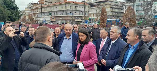 Υπόμνημα με τα αιτήματά τους έδωσαν στη Ν. Κεραμέως οι αγρότες του μπλόκου των Γρεβενών