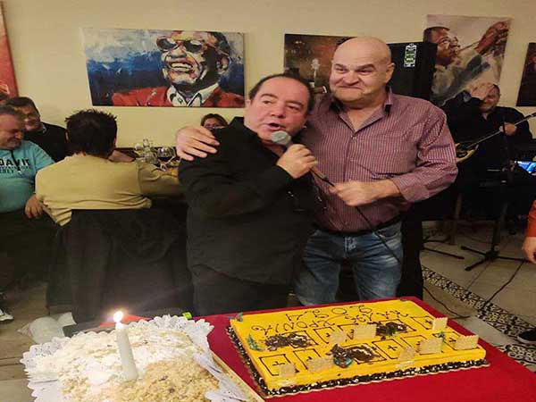 Η κοπή πίτας του γραφείου κηδειών Θεός Σχωρέστον και όποιος τύχει το φλουρί