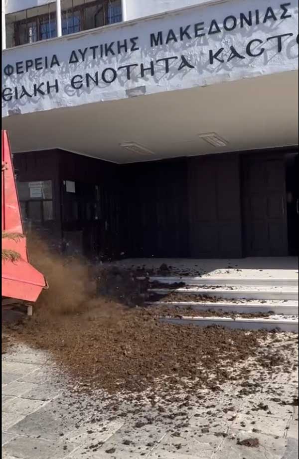 Κοπριά έριξαν οι αγρότες μπροστά από την Αντιπεριφέρεια Καστοριάς (video)