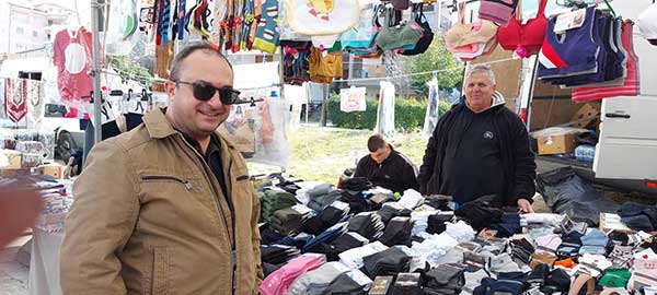 Ο Νίκος Λυσσαρίδης στη λαϊκή αγορά των Σερβίων