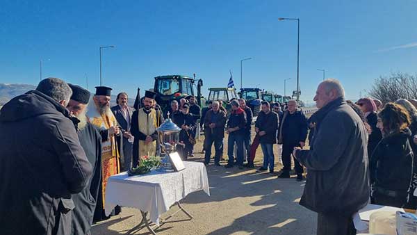 Ο Μητροπολίτης Φλωρίνης Πρεσπών και Εορδαίας στο μπλόκο αγροτών κόμβου Φιλώτα