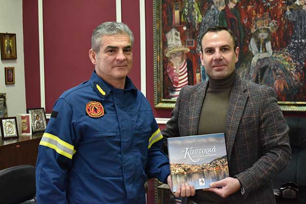 Εθιμοτυπική επίσκεψη του νέου Διοικητή ΠΕ.ΠΥ.Δ. Δυτ. Μακεδονίας Αρχιπύραρχου Νικολάου Μητσιογιάννη στον Δήμαρχο Καστοριάς Γιάννη Κορεντσίδη