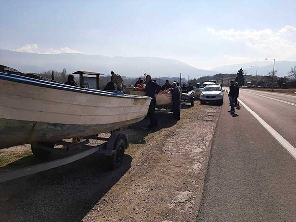 Αλιευτικά σκάφη παρατάχθηκαν στην Αγία Βαρβάρα Σερβίων-Οι επαγγελματίες αλιείς της λίμνης Πολυφύτου διαμαρτύρονται