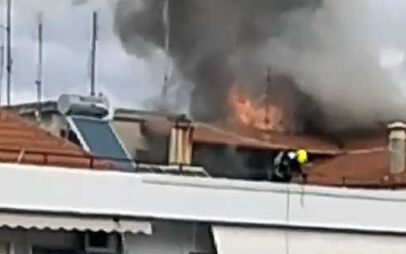 Πυρκαγιά σε σοφίτα οικοδομής στο κέντρο της Πτολεμαΐδας (βίντεο)