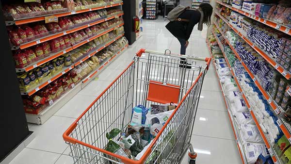 Σε ποια προϊόντα θα αρχίσουν από αύριο να μειώνονται οι τιμές