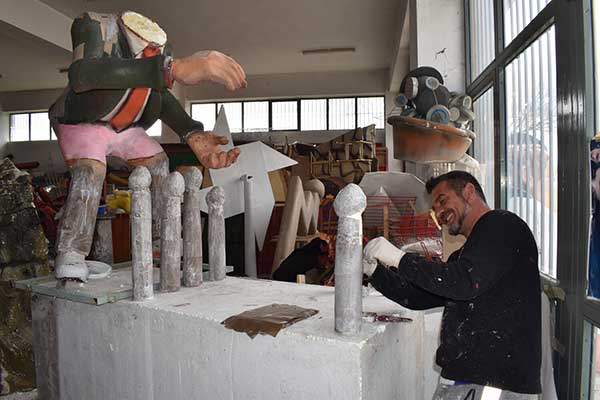 Στους εργαζόμενους των αποκριάτικων αρμάτων βρέθηκε ο Δήμαρχος Κοζάνης (Φωτογραφίες)