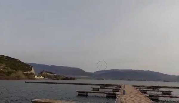 Ένα canadair στη λίμνη Πολυφύτου για κατάσβεση φωτιάς στα Πιέρια