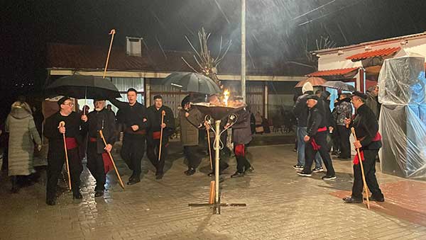 Άναψε ο φανός του Αγίου Αθανασίου