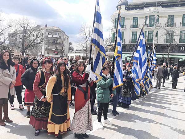 Απότιση φόρου τιμής από μαθητές σχολείων για την 25η Μαρτίου 1821