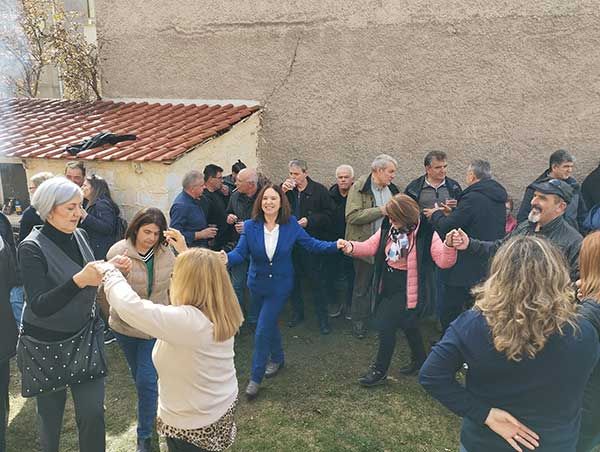 Πραγματοποιήθηκε το κυριακάτικο τσίκνισμα στην αυλή του Συλλόγου Λιβαδεριωτών Κοζάνης