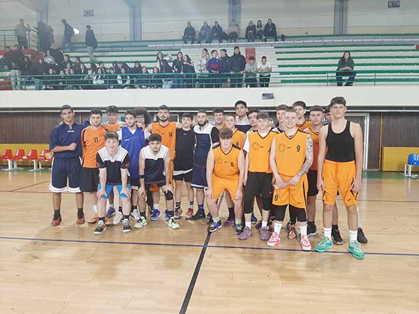 Η νίκη του 4ου ΓΕΛ Κοζάνης και η κερκίδα-Κέρδισε το μπάσκετ , απομακρύνθηκαν οι υπόλοιποι