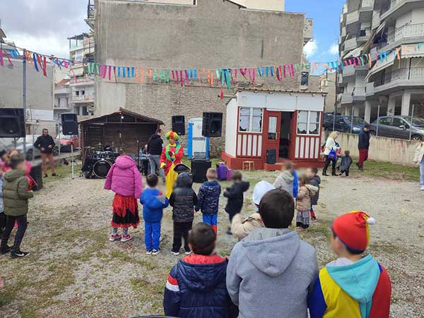 Άναψε ο παιδικός φανός του Κεραμαριό