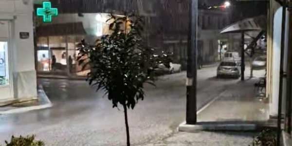 Τσοτύλι: Άσπρισε ο τόπος από το χαλάζι. Βίντεο