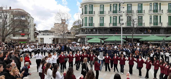 Χορευτικά από σχολεία της Κοζάνης στην κεντρική πλατεία