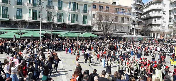 Μικροί χορευτές στην κεντρική πλατεία της Κοζάνης λικνίζονται στο ρυθμό του 11