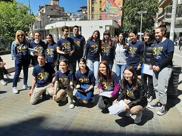 Κοινή εκδήλωση του 3ου ΓΕΛ και του  2ου ΕΠΑΛ Κοζάνης για τις ευρωεκλογές στην κεντρική πλατεία της Κοζάνης
