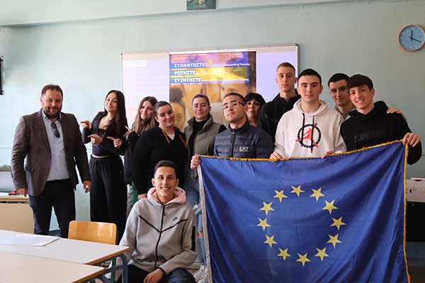 Οι τοπικοί πολλαπλασιαστές του δικτύου Eurodesk στο 2ο ΓΕΛ Φλώρινας για τη διεξαγωγή των Euroclasses