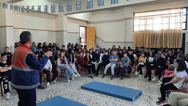 Σεμινάριο πρώτων βοηθειών, κάρπα και χρήση απινιδωτή από το ΕΚΑΒ στο Γυμνάσιο Κρόκου