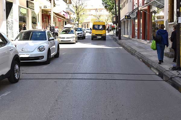 Δήμος Κοζάνης: Καλώδια μέτρησης κυκλοφοριακού φόρτου σε πολλούς κεντρικούς δρόμους της πόλης