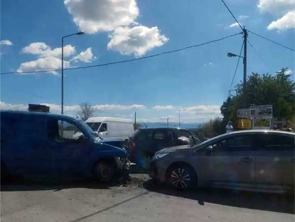 Καραμπόλα τριών οχημάτων στην οδό Ιωνίας – Μεγάλη κυκλοφοριακή συμφόρηση στο σημείο