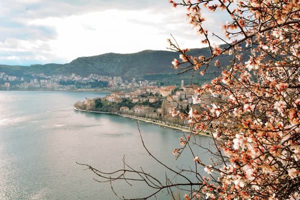 Γιατί αξίζει να ταξιδέψετε στην Καστοριά το φετινό Πάσχα