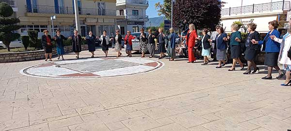 Oι γυναίκες του Κρόκου τραγούδησαν και χόρεψαν Βαϊάτικα τραγούδια στο προαύλιο της εκκλησίας του Αγίου Νικολάου