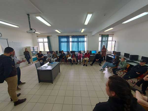 16 νέες και νέοι Ιρλανδοί μέσω του Erasmus+ επισκέφτηκαν με τον ΟΕΝΕΦ το 1ο ΕΠΑΛ Φλώρινας