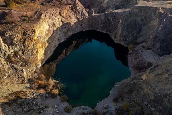 Η μυστηριώδης Πράσινη Λίμνη στο Μαυροδένδρι Κοζάνης, μια επικίνδυνη «περιφραγμένη» παγίδα για τους ανυποψίαστους!