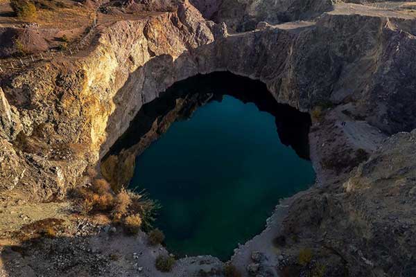 Η μυστηριώδης Πράσινη Λίμνη στο Μαυροδένδρι Κοζάνης, μια επικίνδυνη «περιφραγμένη» παγίδα για τους ανυποψίαστους!