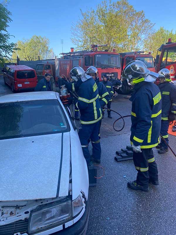 Πυροσβεστική Υπηρεσία Γρεβενών: Εκπαίδευση με απεγκλωβισμό ατόμου από τροχαίο ατύχημα