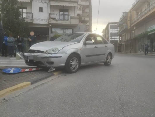 Τροχαίο ατύχημα στην οδό Γκέρτσου στην Κοζάνη – Ασθενοφόρο στο σημείο – Δείτε φωτογραφίες & βίντεο