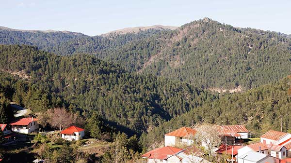 Παρότι το χωριό τα καλοκαίρια έχει πολύ κόσμο, για χρόνια κανένα μαγαζί δεν έμενε ανοιχτό τον χειμώνα.
