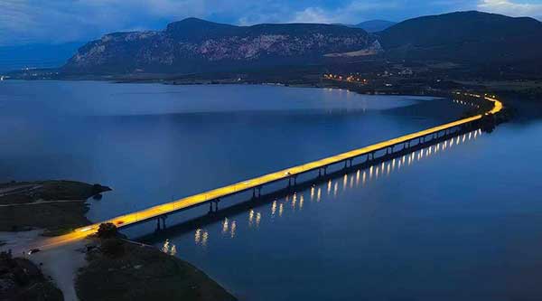 Φωτογραφία ημέρας: Η φωταγωγημένη γέφυρα Ρυμνίου!!!
