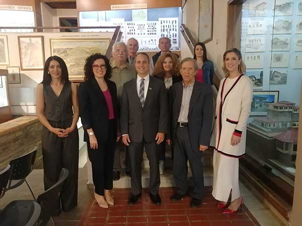 Ο Πρόξενος των ΗΠΑ επισκέφθηκε το Ιστορικό-Λαογραφικό και Μουσείο Φυσικής Ιστορίας Κοζάνης