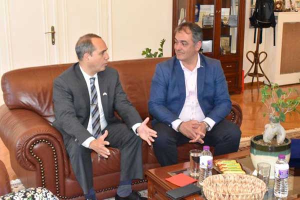 Εθιμοτυπική επίσκεψη στον Γιάννη Κοκκαλιάρη πραγματοποίησε ο Γενικός Πρόξενος των ΗΠΑ στη Θεσσαλονίκη Τζέρι Ισμαήλ