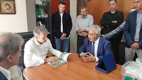 Ο πρωθυπουργός στο δημαρχείο Βελβεντού: “Κάθεστε σε έναν ανεκμετάλλευτο τουριστικό θησαυρό”
